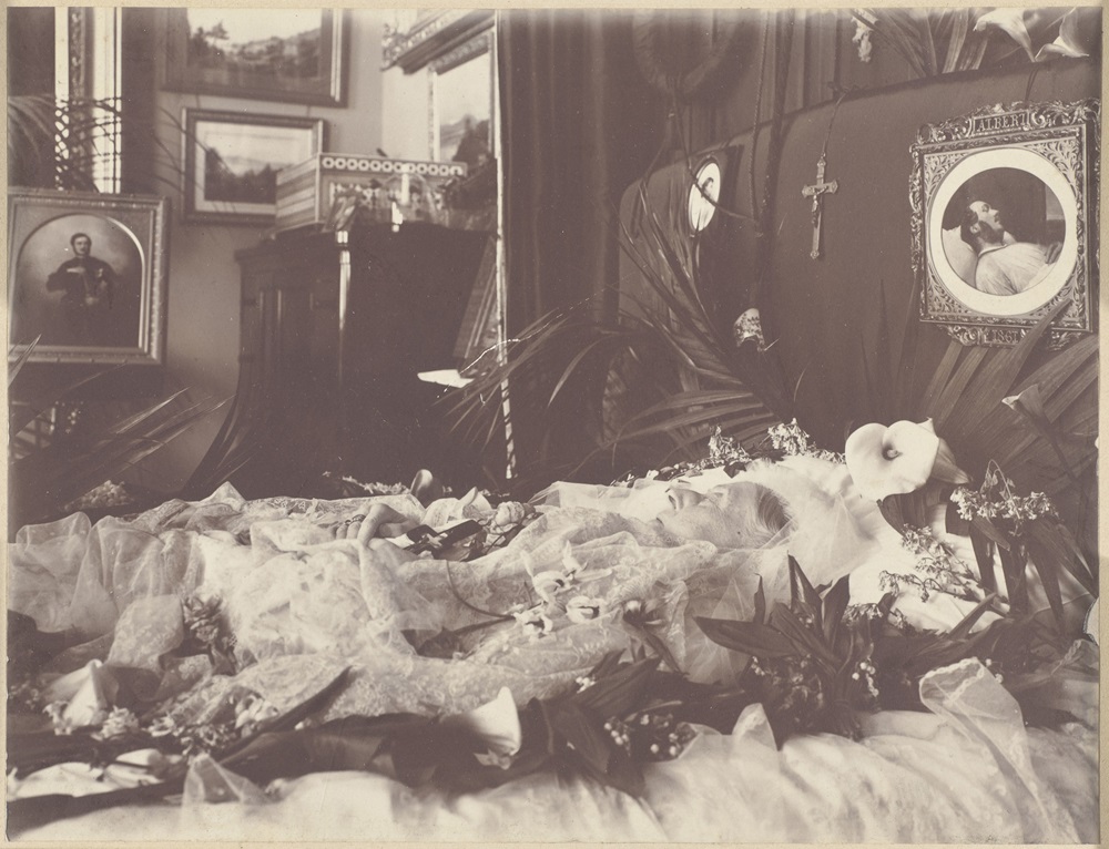 Queen Victoria laying on her deathbed